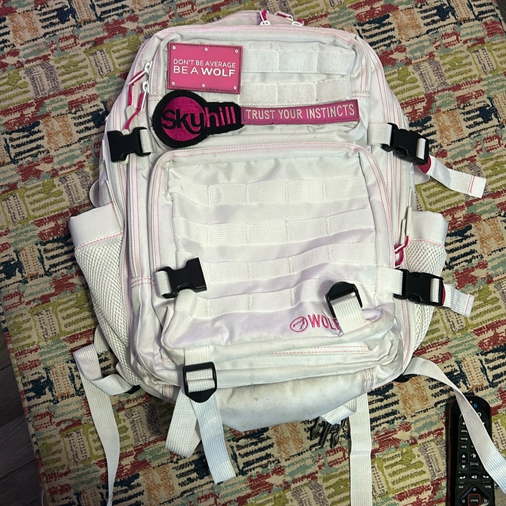 Well loved Wolfpak white/ pink bag. lots of use left 35 L